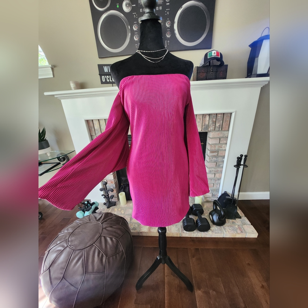 NEW with tag. Beautiful pink dress strapless, Size: Medium.